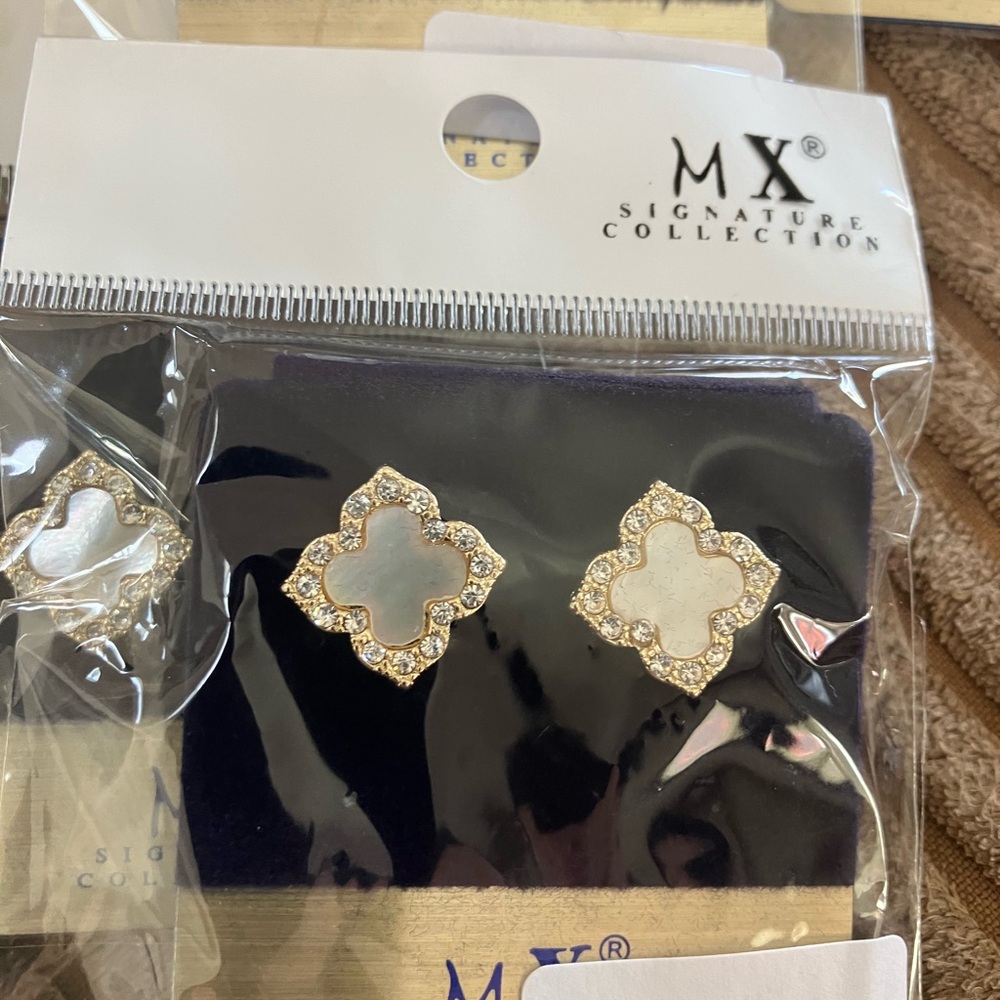 Lot of 9 costume jewelry earrings. - Picture 2 of 4